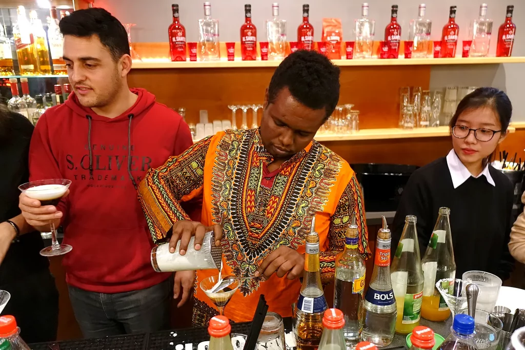 Ausbildungsunterstützung: Einblick ins Barkeeper-Seminar - Cocktails mixen
