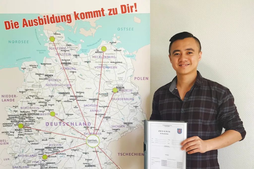 Auszubildender Duy mit Zeugnis