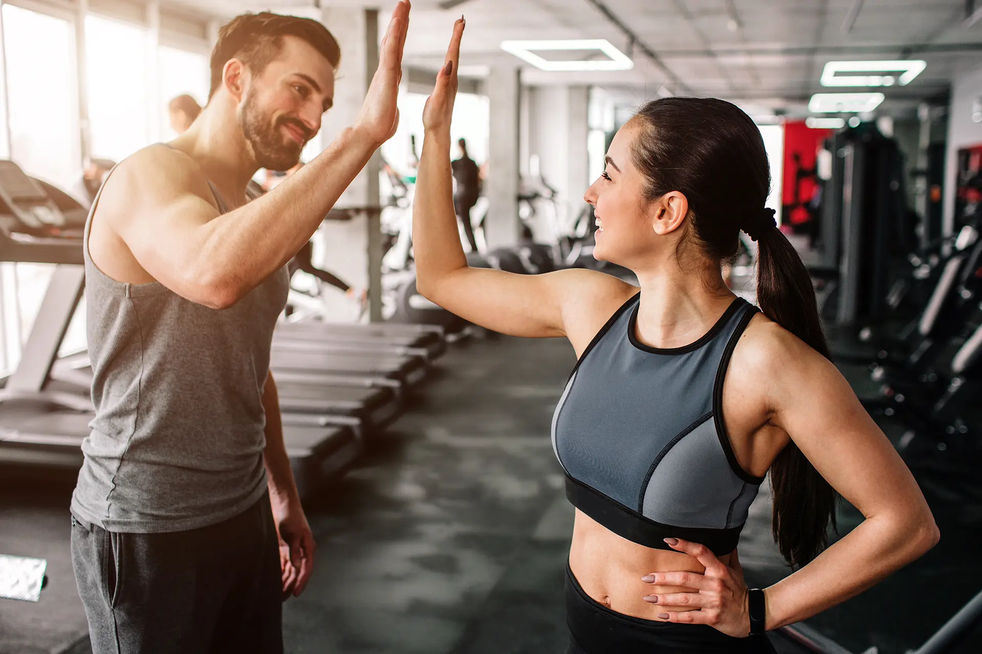 Mann und Frau im Fitnessstudio - Ausbildung Sport- und Fitnesskaufmann/-frau IHK-Prüfung