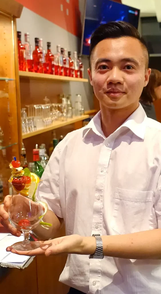 Duy beim Barkeeper-Seminar ausgelernter Hotelfachmann - Erfahrungen mit torrivo Erfahrungsberichte