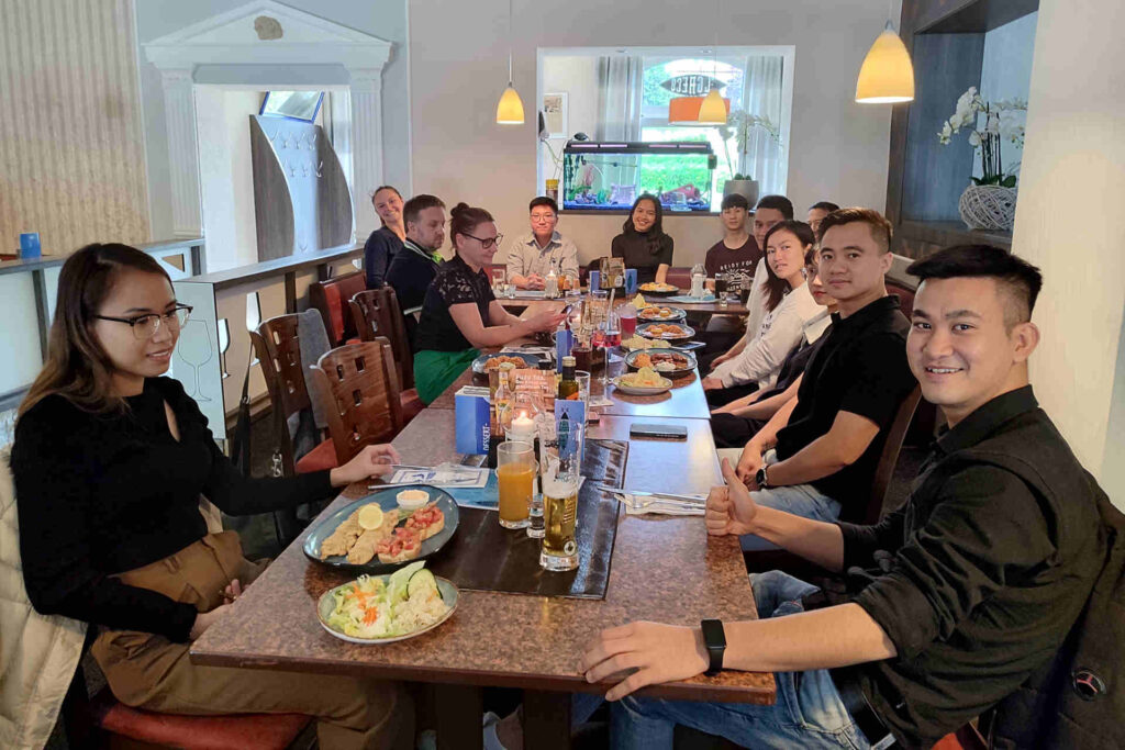 Ausbildungsstart Mittagessen: Gruppenfoto der Azubis, torrivo-Mitarbeiter und Partner am Tisch im Restaurant