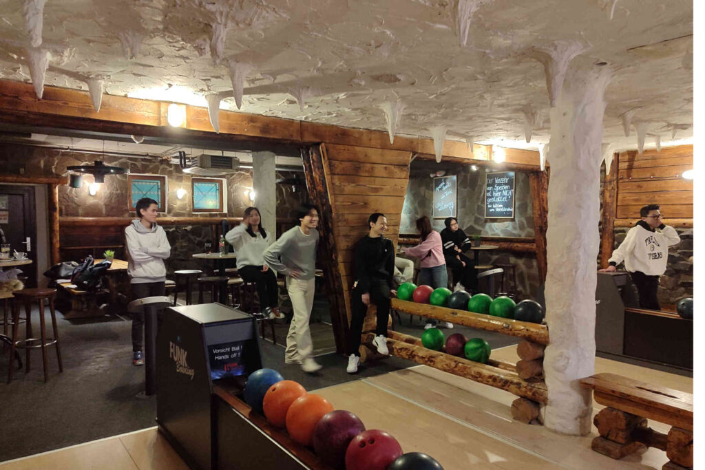 Neujahrsauftakt bei torrivo beim Bowling in Toschi's Station, alle Azubis in Action